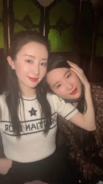 劉亦菲舒暢同框合影，因暴漏天仙牙齦被罵慘，舒暢，咱不背這個鍋