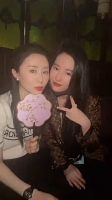 劉亦菲舒暢同框合影，因暴漏天仙牙齦被罵慘，舒暢，咱不背這個鍋