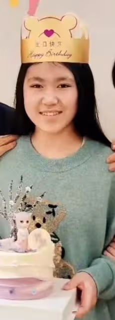 71歲張藝謀為女兒慶生，手搭肩膀親密似爺孫，嬌妻陳婷素顏狀態好