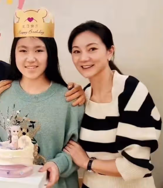 71歲張藝謀為女兒慶生，手搭肩膀親密似爺孫，嬌妻陳婷素顏狀態好