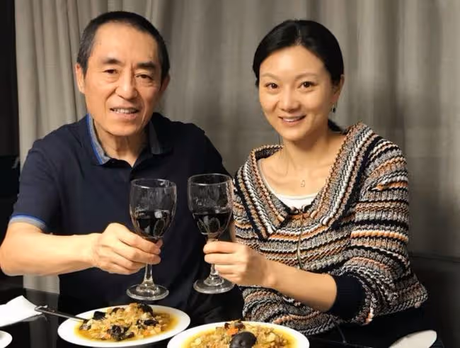 71歲張藝謀為女兒慶生,手搭肩膀親密似爺孫,嬌妻陳婷素顏狀態好