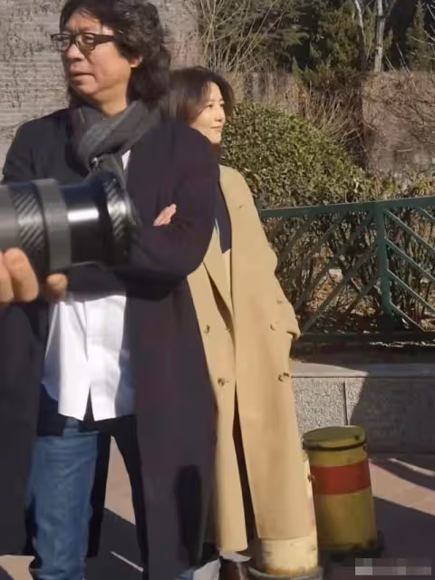 高圓圓回母校被拒之門外,被學生誤會成小網紅,站路邊表情顯無奈