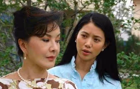 她是全國知名演員，親哥與獨子相繼離世，五年時間滿頭黑髮變白髮