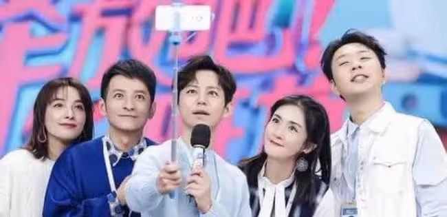 扒叔大爆料:何炅和芒果的瓜?快樂家族無力回天?光頭導演出軌雙胞胎姐妹花?