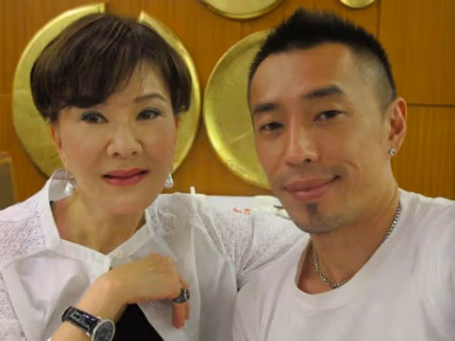 她是全國知名演員，親哥與獨子相繼離世，五年時間滿頭黑髮變白髮