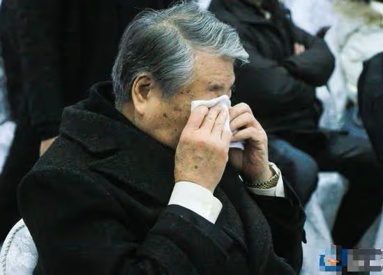 她是全國知名演員，親哥與獨子相繼離世，五年時間滿頭黑髮變白髮