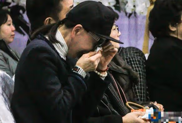 她是全國知名演員，親哥與獨子相繼離世，五年時間滿頭黑髮變白髮