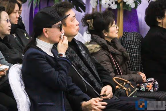 她是全國知名演員，親哥與獨子相繼離世，五年時間滿頭黑髮變白髮