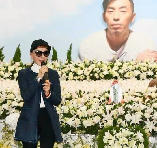 她是全國知名演員，親哥與獨子相繼離世，五年時間滿頭黑髮變白髮