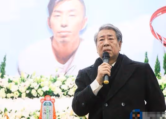 她是全國知名演員，親哥與獨子相繼離世，五年時間滿頭黑髮變白髮