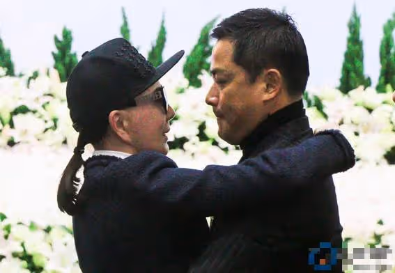 她是全國知名演員，親哥與獨子相繼離世，五年時間滿頭黑髮變白髮