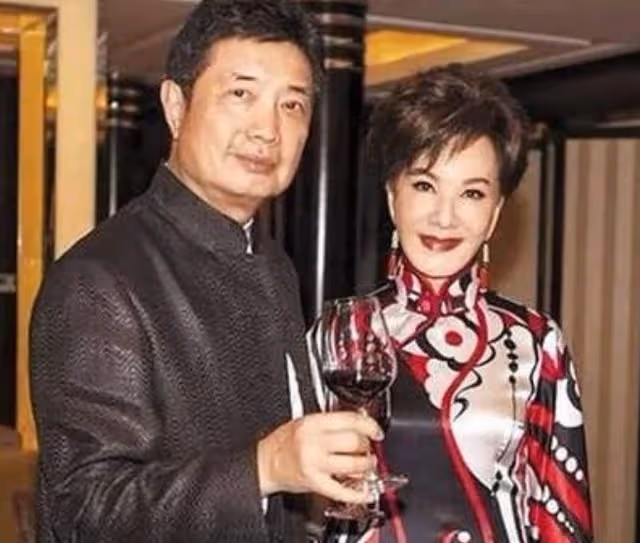 她是全國知名演員，親哥與獨子相繼離世，五年時間滿頭黑髮變白髮