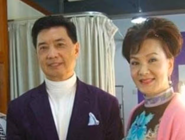 她是全國知名演員，親哥與獨子相繼離世，五年時間滿頭黑髮變白髮