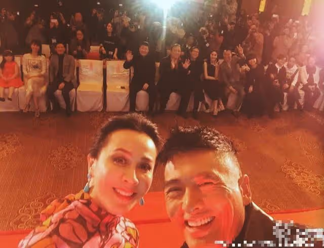 周潤發劉嘉玲的友誼太深厚，結婚多年仍一同遊山玩水，太羨慕了！