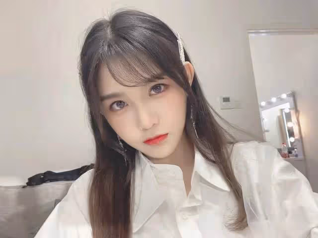 24歲女星自曝遭隊友霸凌!被辱罵詆毀甩臉色,表面親密台下冷暴力