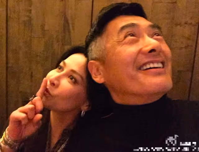 周潤發劉嘉玲的友誼太深厚，結婚多年仍一同遊山玩水，太羨慕了！