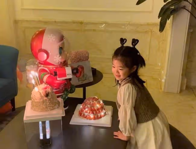 章子怡曬全家福替小女兒慶生,兒子側顏超可愛,繼女高顏值搶鏡