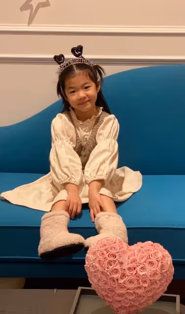 章子怡曬全家福替小女兒慶生,兒子側顏超可愛,繼女高顏值搶鏡