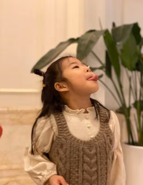 章子怡曬全家福替小女兒慶生,兒子側顏超可愛,繼女高顏值搶鏡