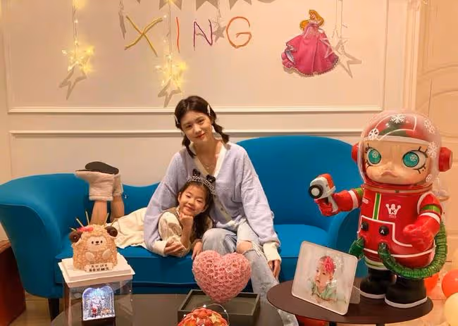 章子怡曬全家福替小女兒慶生,兒子側顏超可愛,繼女高顏值搶鏡