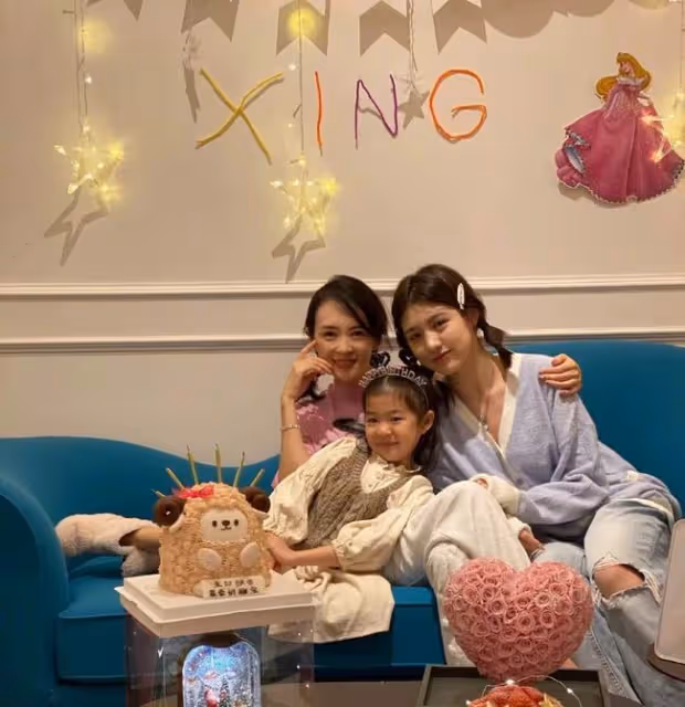 章子怡曬全家福替小女兒慶生,兒子側顏超可愛,繼女高顏值搶鏡