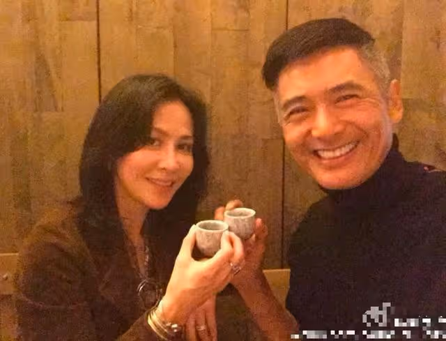 周潤發劉嘉玲的友誼太深厚，結婚多年仍一同遊山玩水，太羨慕了！