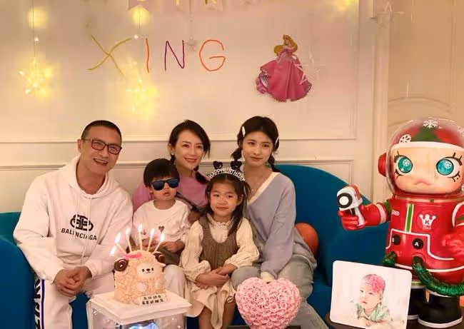 章子怡曬全家福替小女兒慶生,兒子側顏超可愛,繼女高顏值搶鏡