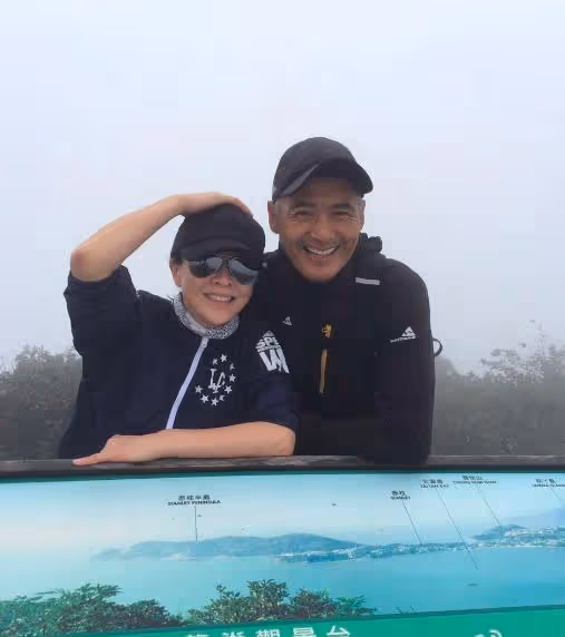 周潤發劉嘉玲的友誼太深厚，結婚多年仍一同遊山玩水，太羨慕了！