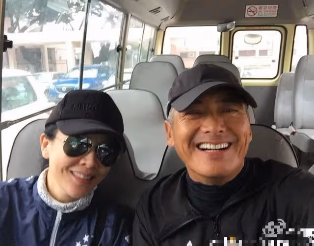 周潤發劉嘉玲的友誼太深厚，結婚多年仍一同遊山玩水，太羨慕了！
