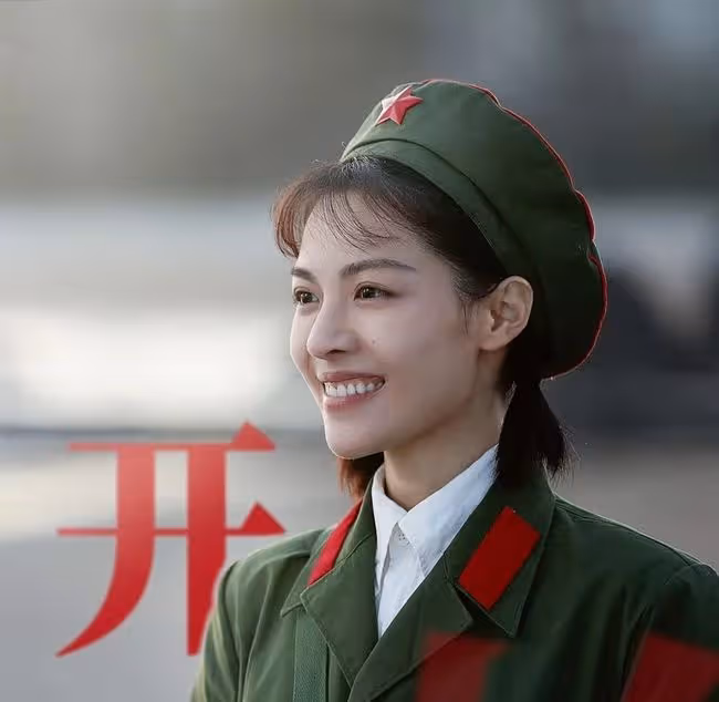 鍾楚曦分享肖戰在劇組給她拍的照片,肖戰回應好久沒拍生疏了,兩個人的互動好可愛