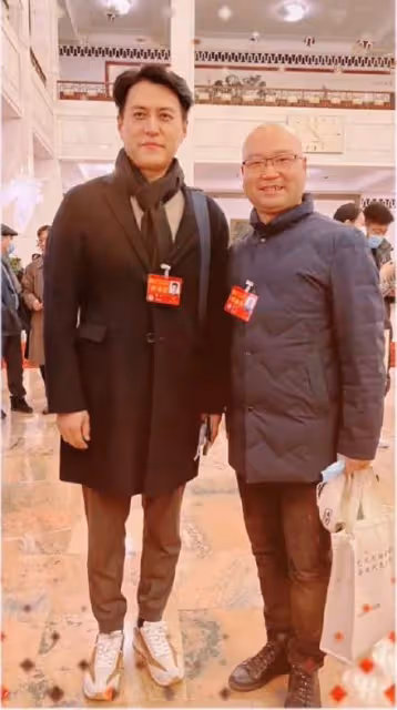 45歲靳東任煤礦文工團副團長!升至副廳級,成名副其實「老幹部」