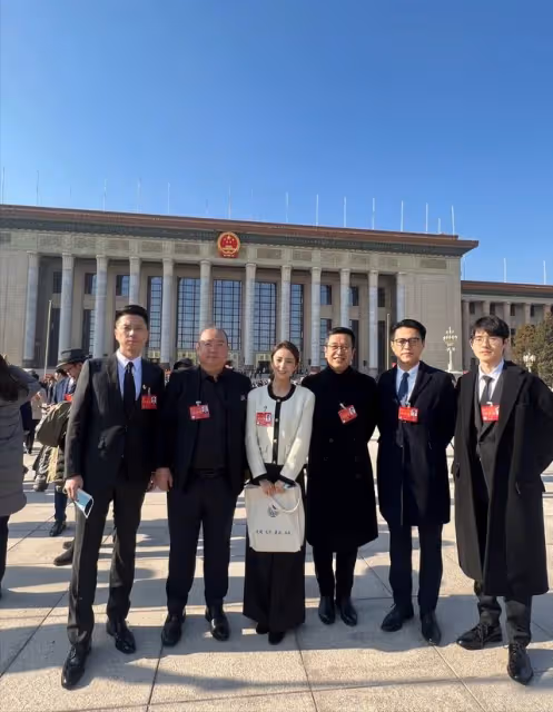 45歲靳東任煤礦文工團副團長!升至副廳級,成名副其實「老幹部」
