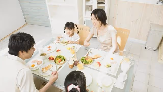 「餐桌小,岳父母是外人就別上桌了」鳳凰男說完,直接被凈身出戶
