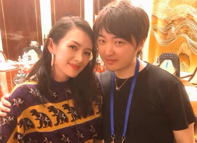 汪峰帶老婆出席活動，章子怡與男方合影勾肩搭背，不懼媒體和老公
