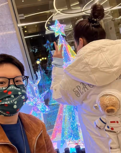 萬梓良前妻與女兒同框,愛女剪短髮打扮似小伙,名校畢業事業有成