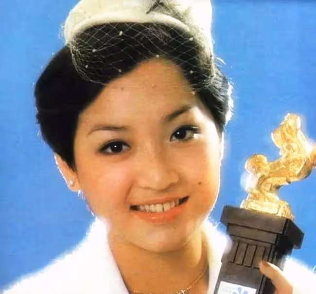 萬梓良前妻與女兒同框,愛女剪短髮打扮似小伙,名校畢業事業有成