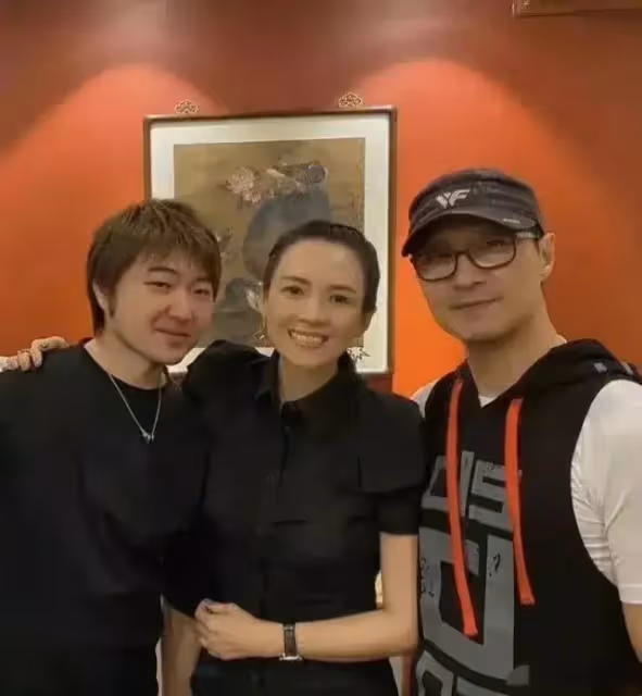 汪峰帶老婆出席活動，章子怡與男方合影勾肩搭背，不懼媒體和老公