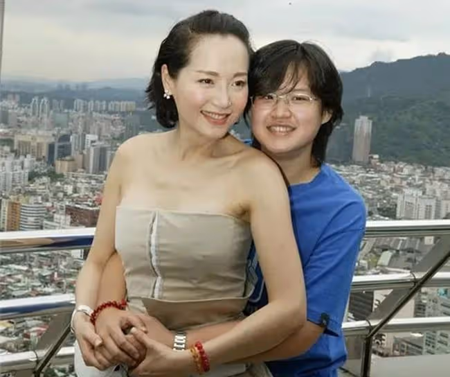 萬梓良前妻與女兒同框,愛女剪短髮打扮似小伙,名校畢業事業有成