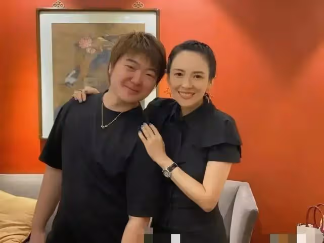 汪峰帶老婆出席活動，章子怡與男方合影勾肩搭背，不懼媒體和老公