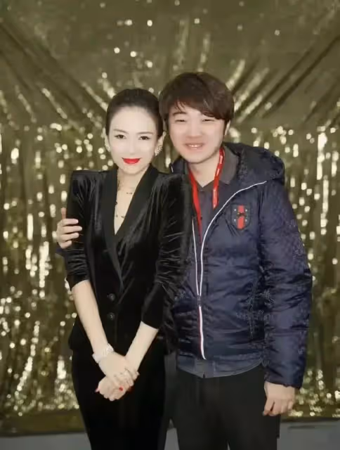 汪峰帶老婆出席活動，章子怡與男方合影勾肩搭背，不懼媒體和老公
