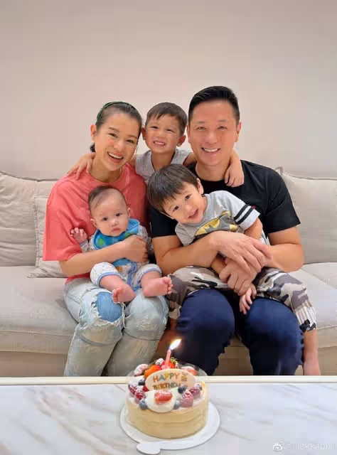 胡杏兒發文慶祝結婚六周年,高調錶白圈外老公,曬夫妻合照秀恩愛