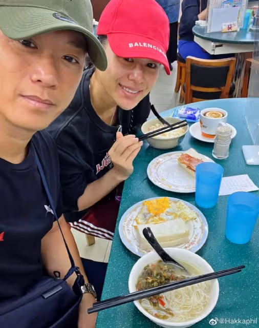 胡杏兒發文慶祝結婚六周年,高調錶白圈外老公,曬夫妻合照秀恩愛