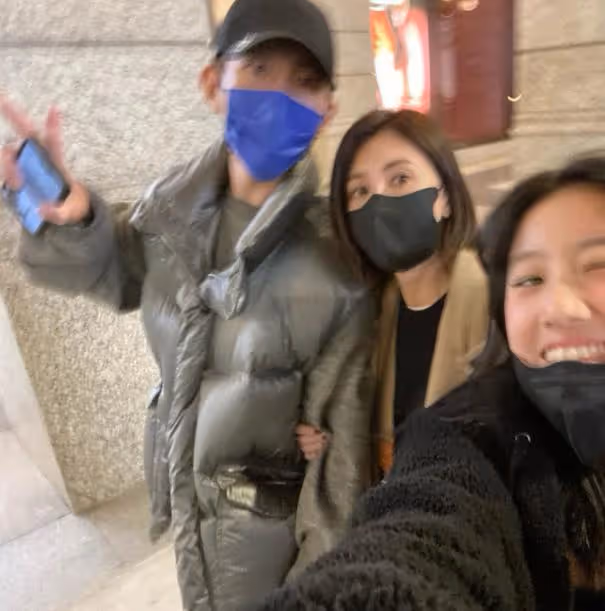 賈靜雯大女兒曬全家福,咘咘波妞躺媽媽懷裡賣萌,一家超有愛