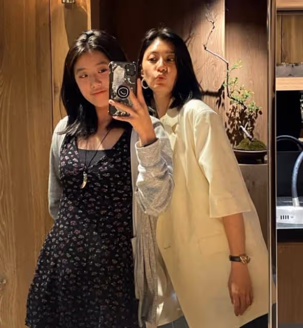 賈靜雯大女兒曬全家福,咘咘波妞躺媽媽懷裡賣萌,一家超有愛
