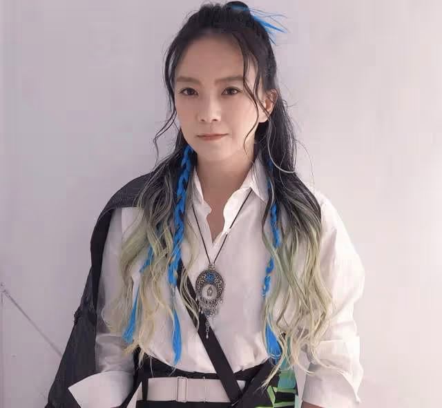 38歲歌手3月還兩百萬債款,流落街頭賣藝想輕生,曾因仙劍三爆紅