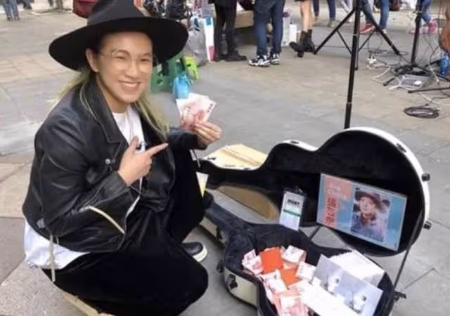 38歲歌手3月還兩百萬債款,流落街頭賣藝想輕生,曾因仙劍三爆紅