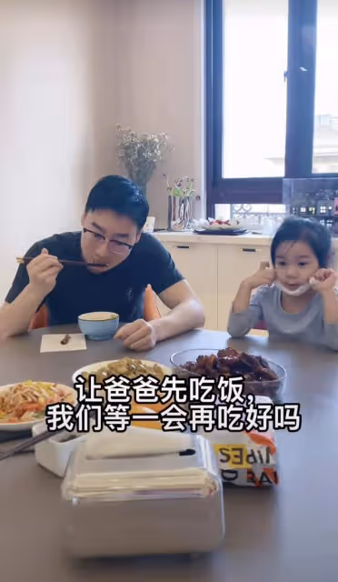 奧運冠軍何姿老公當志願者，穿防護服認不出，女兒默默陪伴太暖心