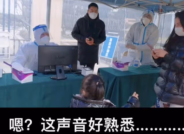 奧運冠軍何姿老公當志願者，穿防護服認不出，女兒默默陪伴太暖心