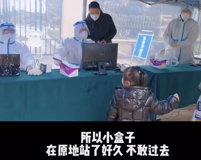 奧運冠軍何姿老公當志願者，穿防護服認不出，女兒默默陪伴太暖心