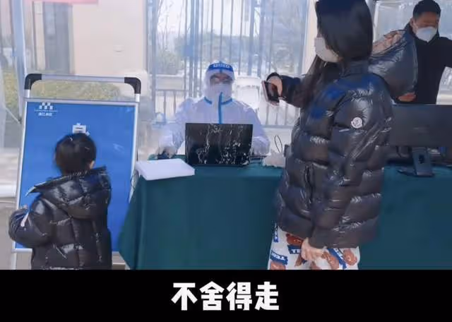 奧運冠軍何姿老公當志願者，穿防護服認不出，女兒默默陪伴太暖心